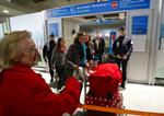 evakuering. En anonym, ældre kvinde smiler, da hendes datter ankommer fra Libyen til Roissy lufthavnen i Paris. 