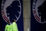 bænkplads. Didier Drogba ser op mod Parkens tag under Chelseas træning. Den farlige angriber starter kampen på bænken. 