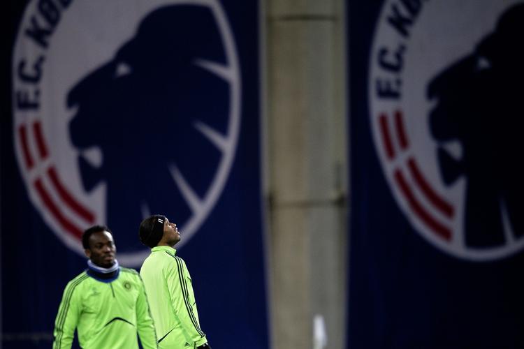 bænkplads. Didier Drogba ser op mod Parkens tag under Chelseas træning. Den farlige angriber starter kampen på bænken. 