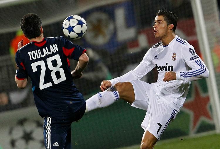 Real Madrids Cristiano Ronaldo havde et forsøg på stolpen, men Lyon har stadig ikke tabt mod spanierne i Champions League. 