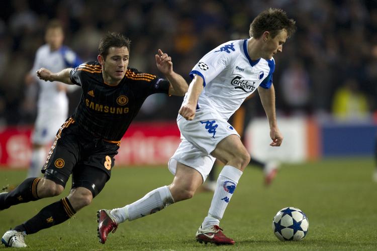 fight. William Kvist i kampen om midtbanen mod Chelseas Frank Lampard. 