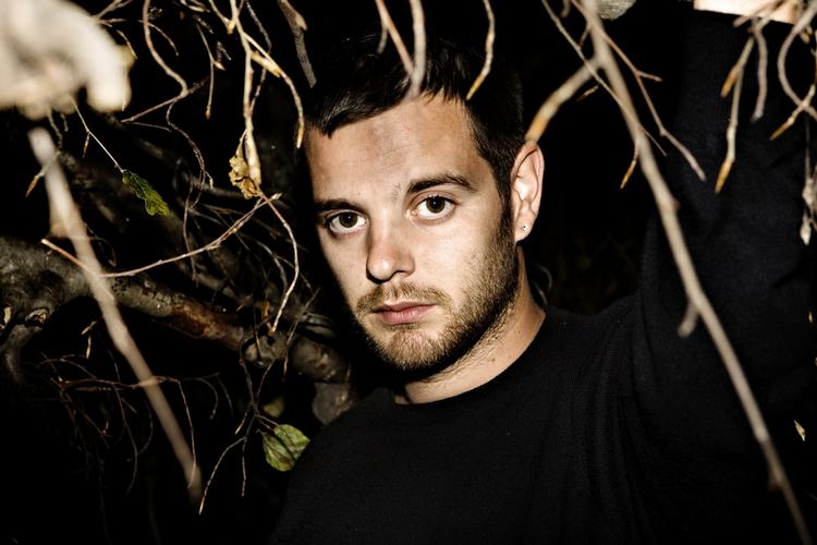 Dunkelt. Mike Skinner alias The Streets alias Death of Marat remixer eget materiale. 