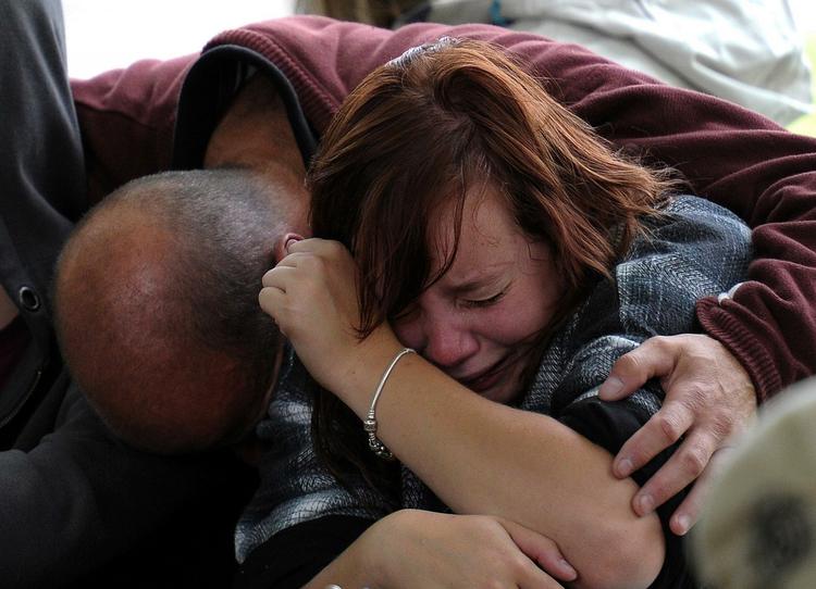 Sorg uden for Canterbury Television bygningen i Christchurch ved meldingen om, at der ikke er flere overlevende derinde. 