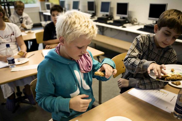Flere børn end tidligere udvikler et ekstremt forhold til deres kost, der får dem til at tænke over hver en bid, de putter munden. Arkiv 