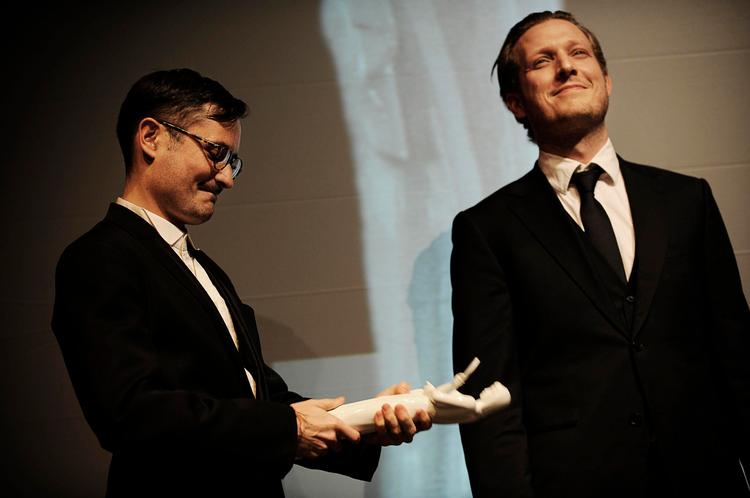 bedst. Michael Noer og Tobias  Lindholm (th.) modtager en Bodil for  deres fængselsfilm 'R'. Tobias Lindholm modtog også en Sær-Bodil får sin indsats for dansk film i 2010. 