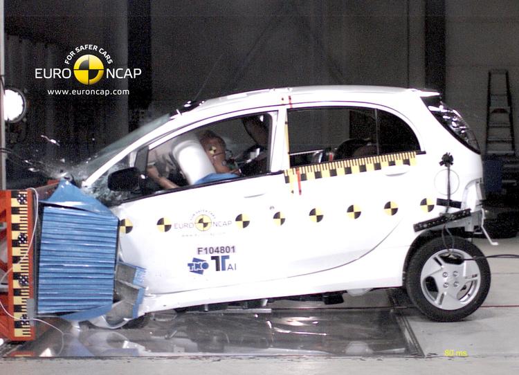 Børn i bilen og fodgængere er sammen med den aktive sikkerhed på et højt niveau. Det er derfor selve beskyttelsen af de voksne passagerer i bilen, der trækker ned, lyder det i konklusionen af crashtesten af de tre næsten ens elbiler. 