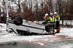 GLATFØRER. På grund af nattens snevejr skøjter bilerne omkring hovedstaden rundt. Kun her ved  Lyngby Omfartsvej ved afkørslen til Sorgenfri er det gået alvorligt galt. 