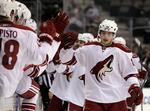 udligning. Mikkel Bødker lykønskes af holdkammeraterne efter den vigtige scoring for Phoenix Coyotes. 