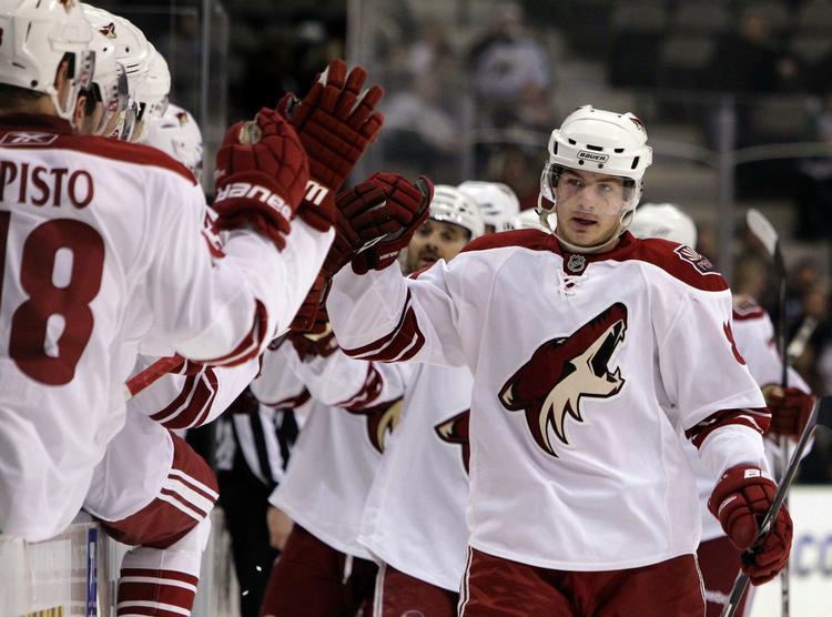 udligning. Mikkel Bødker lykønskes af holdkammeraterne efter den vigtige scoring for Phoenix Coyotes. 