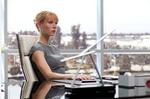 Tingfinder. 'Iron Man 2' er årets film inden for genren 'product placement'. Her er det for eksempel fra helten Starks kontor, hvor en pudsig gadget står på skrivebordet foran Gwyneth Paltrow. Og søger man på den pudsige gadget, kommer der hurtigt produktet 'The Swinging Sticks Kinetic Desk Sculpture' frem. 1.500 kroner og den er din. Det er smart. 