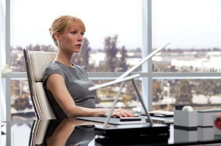 Tingfinder. 'Iron Man 2' er årets film inden for genren 'product placement'. Her er det for eksempel fra helten Starks kontor, hvor en pudsig gadget står på skrivebordet foran Gwyneth Paltrow. Og søger man på den pudsige gadget, kommer der hurtigt produktet 'The Swinging Sticks Kinetic Desk Sculpture' frem. 1.500 kroner og den er din. Det er smart. 