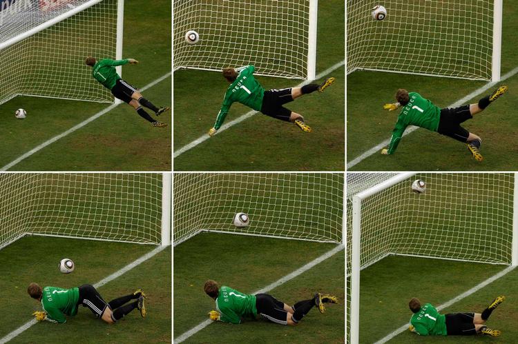 mållinjeteknologi. Den tyske målmand Manuel Neuer spræller uden held i forsøget på at redde Frank Lampards skud i VM-kampen mellem Tyskland og England. Men dommer og linjedommer så ikke, at bolden var over stregen. 