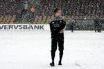 Køligt. Ofte er der for koldt til at spille fodbold i Danmark i perioden december-februar. Billedet er taget 26. marts 2006, hvor FC Nordsjællands kamp mod FCK måtte aflyses på grund af sne. 