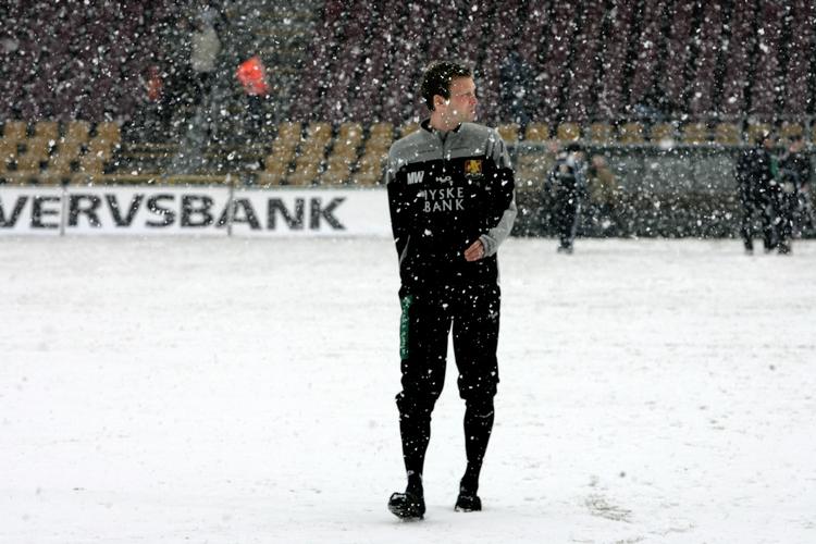 Køligt. Ofte er der for koldt til at spille fodbold i Danmark i perioden december-februar. Billedet er taget 26. marts 2006, hvor FC Nordsjællands kamp mod FCK måtte aflyses på grund af sne. 