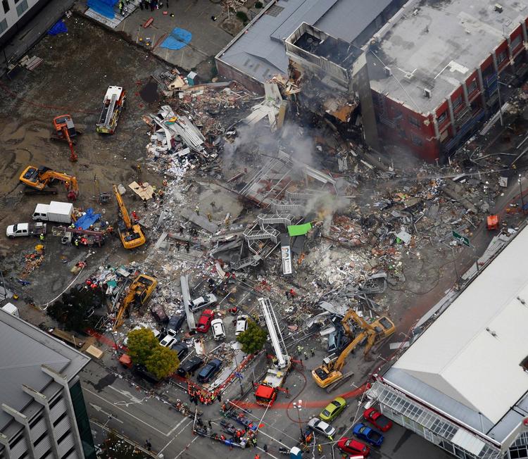 RYSTELSER. TV-stationen CTV's bygning, der også husede en sprogskole, er i fare for at kollapse yderligere. Redningsmandskab forsøger at finde overlevende. 