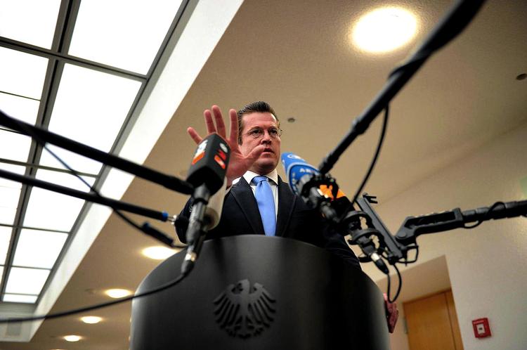 Snydedoktor. Tysklands populære forsvarsminister, Karl-Theodor zu Guttenberg, har fået en sten i skoen i form af en disputats fuld af plagiater. 