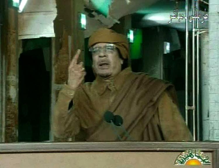 Diktator. Moamar Gaddafi klynger sig til magten og slår brutalt ned på sine modstandere i Libyen. 