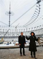 bøsse-afsnit? Polens regeringsleder Donald Tusk (tv) og Warszawas borgmester Hanna Gronkiewicz-Waltz ses 4. januar i år ved åbningen af første etape af det nationale stadion, hvor EM-kampene skal spilles næste år. 