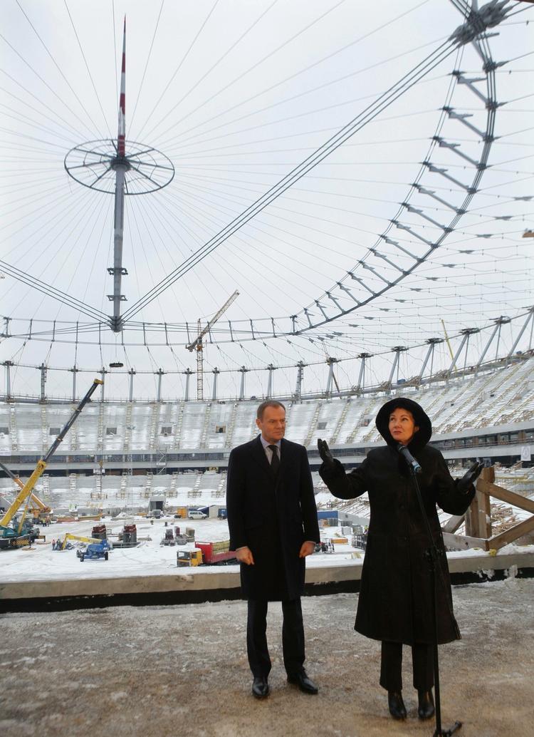 bøsse-afsnit? Polens regeringsleder Donald Tusk (tv) og Warszawas borgmester Hanna Gronkiewicz-Waltz ses 4. januar i år ved åbningen af første etape af det nationale stadion, hvor EM-kampene skal spilles næste år. 