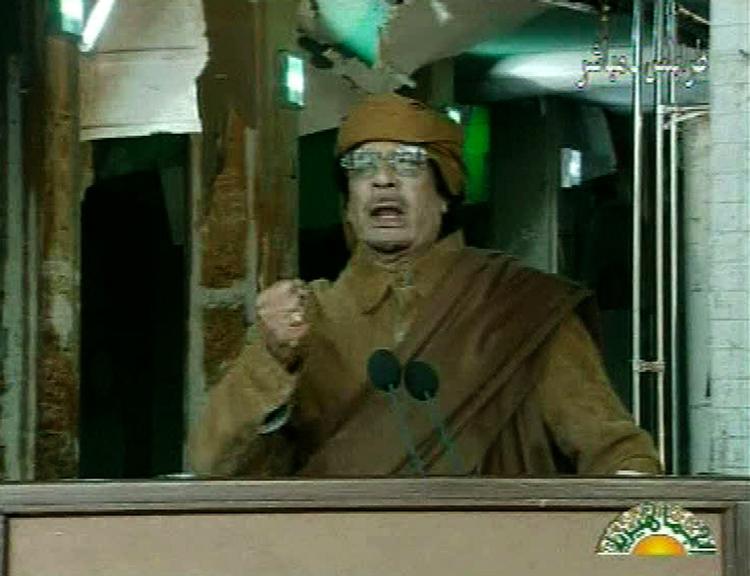 Diktator.  Moamar Gaddafi klynger sig til magten i Libyen og truer med at hænge sine modstandere. Foto: AP. 