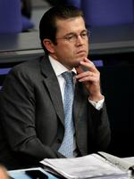 Snyder. Guttenberg er blevet afsløret i omfattende snyd og afskrift i sin doktorafhandling, hvilket han også har delvist erkendt. 