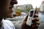 Bundet. Ofte skal man binde sig i seks måneder, når man køber en mobiltelefon. Den periode forbliver fortsat det maksimale. 