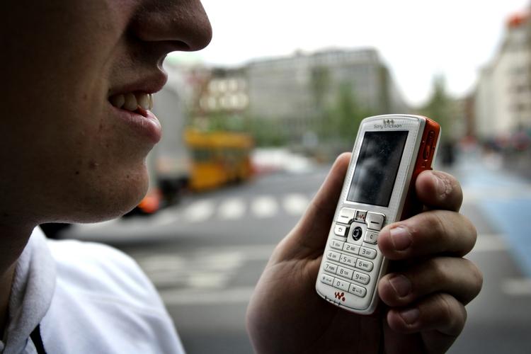 Bundet. Ofte skal man binde sig i seks måneder, når man køber en mobiltelefon. Den periode forbliver fortsat det maksimale. 