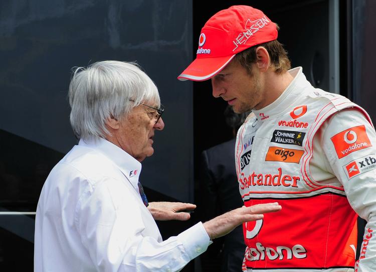 Optimist. Formel 1-bossen Bernie Ecclestone (t.v.) ser lyst på mulighederne for stjerner som Jenson Button. 