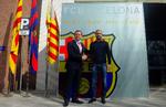 Tillykke. Pep Guardiola underskrev i går en ny etårig kontrakt med Barcelona. Han og præsident Sandro Rosell snakkede måske også om salget af det 16-årige talent. 