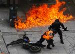 ILD. Demonstranterne kastede med petroleumsbomber og fik sat ild til en motorcykelbetjents uniform. Han blev reddet af sine kollegaer. 