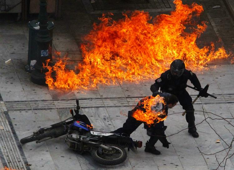 ILD. Demonstranterne kastede med petroleumsbomber og fik sat ild til en motorcykelbetjents uniform. Han blev reddet af sine kollegaer. 