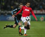 laserlys. Manchester Uniteds Nani blev generet af tilskuere med laserpenne under kampen mod Marseille. Uefa åbner nu en sag mod de to klubber. 