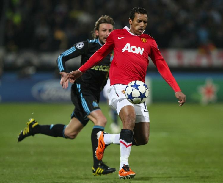 laserlys. Manchester Uniteds Nani blev generet af tilskuere med laserpenne under kampen mod Marseille. Uefa åbner nu en sag mod de to klubber. 