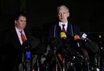 UDLEVERINGSSAG. Julian Assange flankeret af sin advokat, Mark Stephens (tv) ud for retten i Belmarsh, der har afgjort udleveringssagen. 