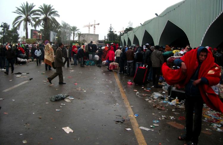 EVAKUERINGER. Tripolis lufthavn er proppet med udlændinge, der venter på at blive evakueret. Store gas- og oliefirmaer trækker også deres ansatte ud af landet. 