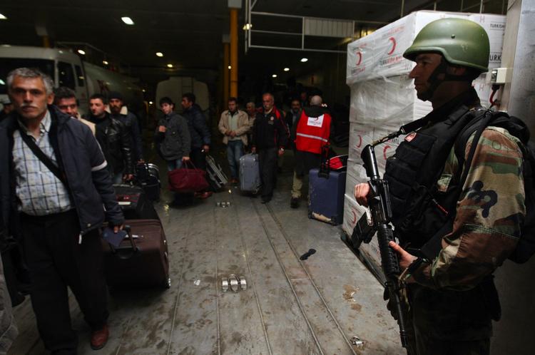 MILITÆR. Tyrkiske borgere bliver eskorteret ud af Libyen under overvågning af militæret. EU overvejer at redde sine strandede borgere ud med en fredsstyrke. 