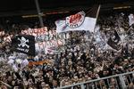 pirater. St. Paulis tilhængere leverer altid stor stemning på det lille stadion Millerntor i Hamburg. 