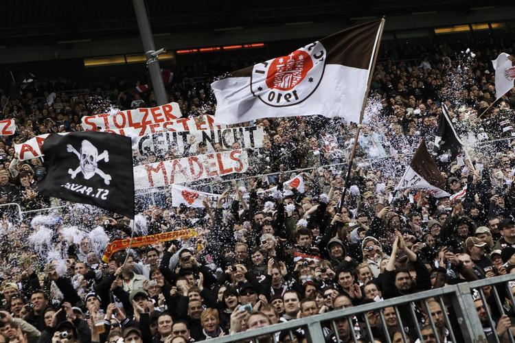 pirater. St. Paulis tilhængere leverer altid stor stemning på det lille stadion Millerntor i Hamburg. 