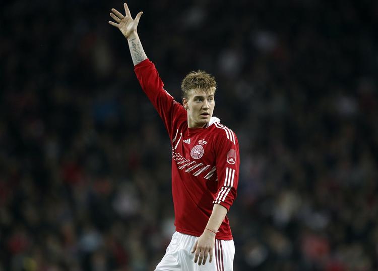 trofæ-jagt. Nicklas Bendtner kan komme på banen i Carling Cup-finalen for Arsenal, som er ramt af skader i offensiven. 