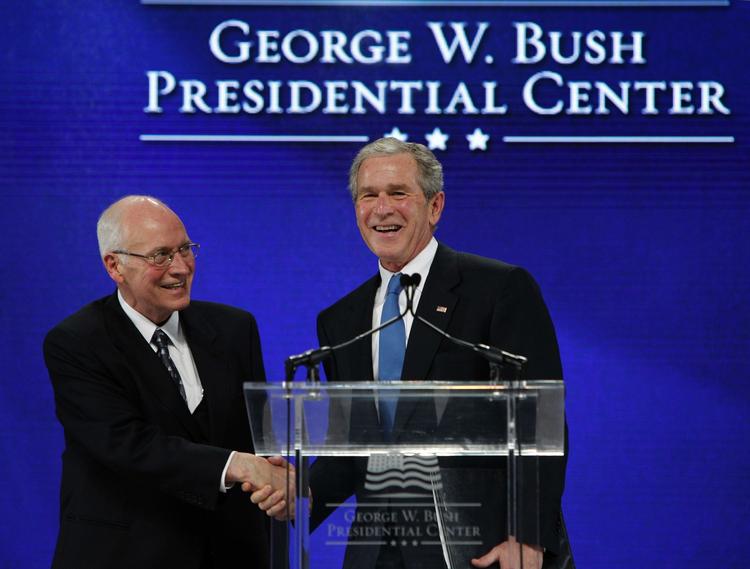 Truet. En ung saidiaraber har tilsyneladende lagt seriøse attentaplaner mod eks-præsident George W. Bush (th). Bush ses her sammen med tidligere vicepræsident Dick Cheney. 