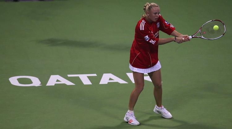 fan. Caroline Wozniacki bar en Liverpool-spillertrøje med Steven Gerrards navn og autograf på under opvarmningen til dagens kvartfinale. 