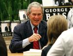 Eks-præsident George W. Bush, der her signerer sin nyeste bog i en boghandel i Phoenix, Arizona, var på listen over den anholdte saudiarabers angrebsmål. 