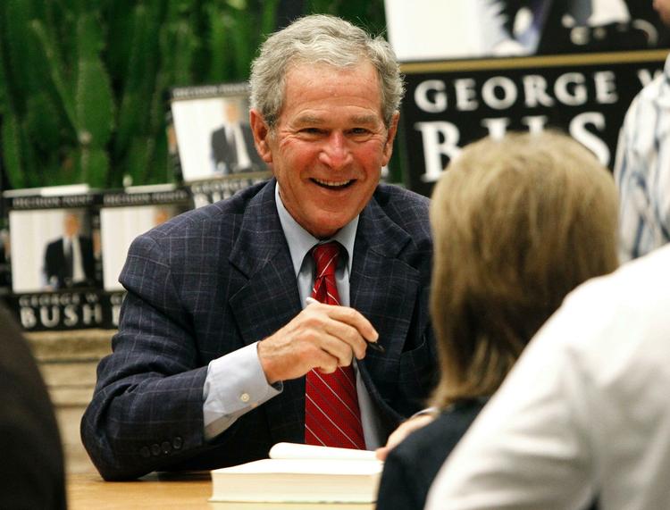 Eks-præsident George W. Bush, der her signerer sin nyeste bog i en boghandel i Phoenix, Arizona, var på listen over den anholdte saudiarabers angrebsmål. 