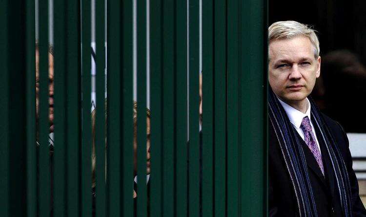 Ulastelig? Julian Assange Fnyser af dagens dom. Afgørelsen i udleveringssagen giver de svenske myndigheder mulighed for at efterprøve sex-anklager mod hans person. Assange er fortfarende på fri fod mod kaution. 