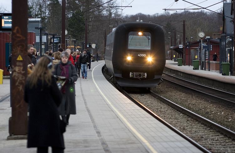 kystforsinkelser. Kystbanetoget er stærkt forsinket hertil morgen og formiddag på grund af signalproblemer ved Nivå station. 
