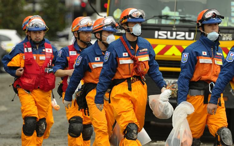 redningsindsats. Japanske redningsfolk deltager i redningsindsatsen i Christchurch i New Zealand. 