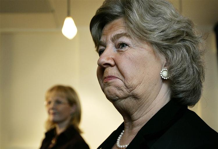 Krydspres. Fra alle sider kommer der nye kritiske røster mod Birthe Rønn Hornbech. 