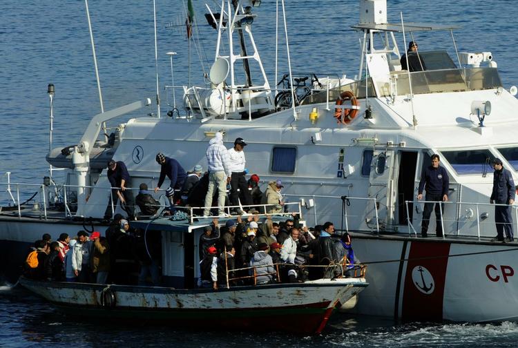 Klamme hænder. Det er ankomsten af 5.000 tunesiske flygtninge på den italienske ø Lampedusa, der har givet de europæiske regeringer klamme hænder. På billedet stoppes et skib med tunesiske flygtninge af den italienske kystvagt. 