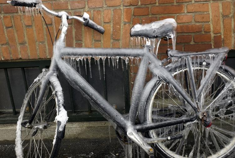 Vintercykel. Okay, så galt bliver det nok ikke, hvis man opholder sig i Vesttdanmark i morgen, men nogen is kan der godt komme til at sætte sig 