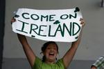 Trods. Det kan godt være, der er mismod hjemme i Irland, men på lægterne ved VM i cricket i Bangladesh i dag er humøret højt forud for Irlands kamp mod Bangladesh. 